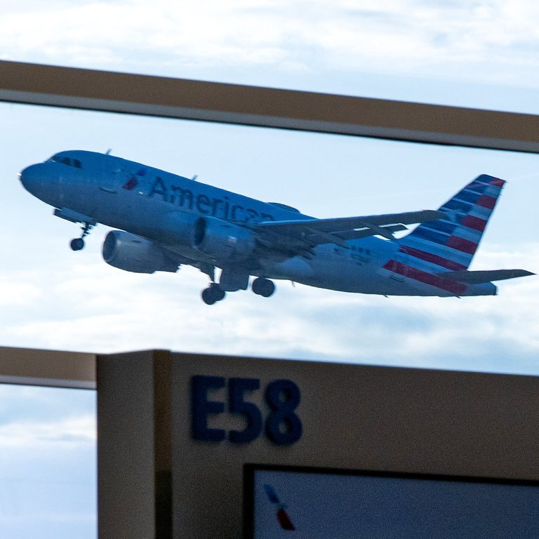 Pilots and Flight Attendants Criticize American Airlines’ Performance